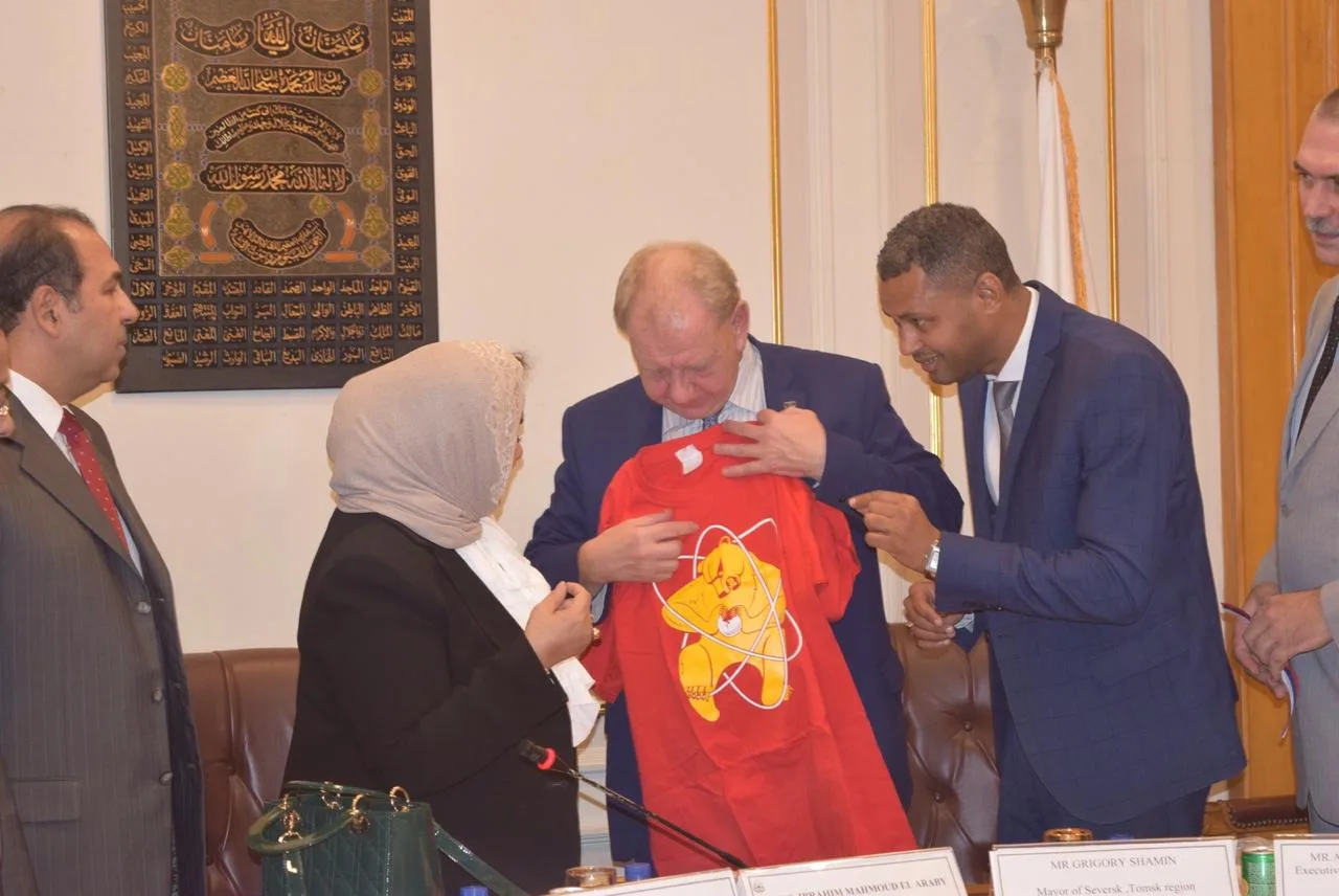 حسين عارف الممثل المعتمد للنقابة الإدارية المغلقة لمناطق تشكيل الصناعات النووية في روسيا الاتحادية يقود ترتيبات زيارة عشرة محافظين روس لتحقيق الدبلوماسية الشعبية.. وتُوّجت ببروتوكول مع غرفة القاهرة وخ