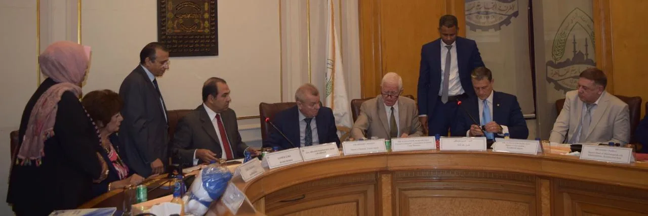 حسين عارف الممثل المعتمد للنقابة الإدارية المغلقة لمناطق تشكيل الصناعات النووية في روسيا الاتحادية يقود ترتيبات زيارة عشرة محافظين روس لتحقيق الدبلوماسية الشعبية.. وتُوّجت ببروتوكول مع غرفة القاهرة وخ