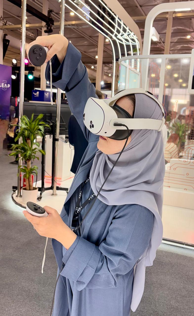 استعراض أحدث تقنيات الواقع الافتراضي والأنظمة التفاعلية في LEAP5